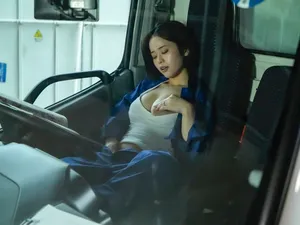 Chồng thất nghiệp, bà xã đi làm tài xế giao cu và cái kết